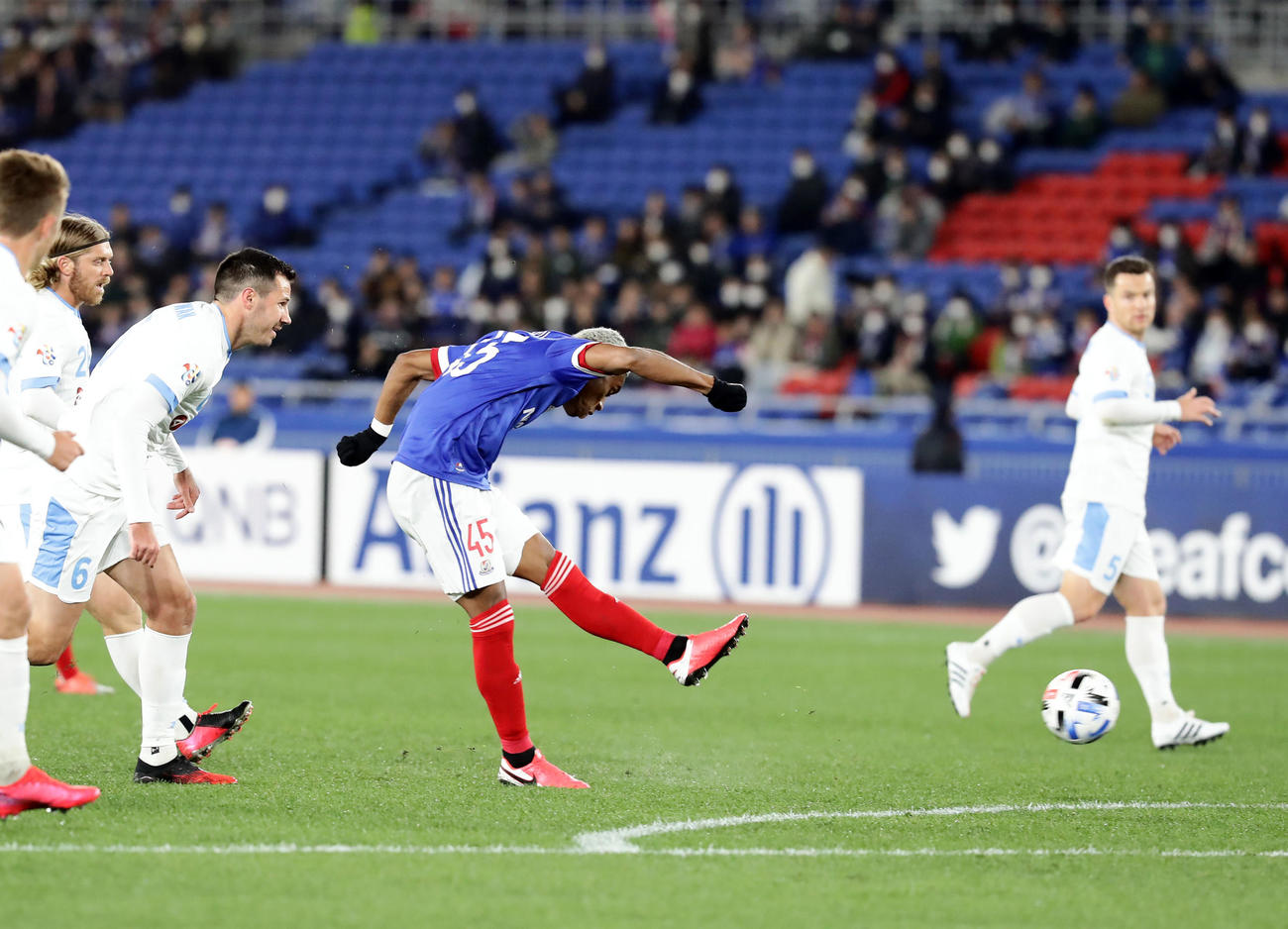 横浜対シドニーFC　前半。先制ゴールを決める横浜FWオナイウ（撮影・浅見桂子）