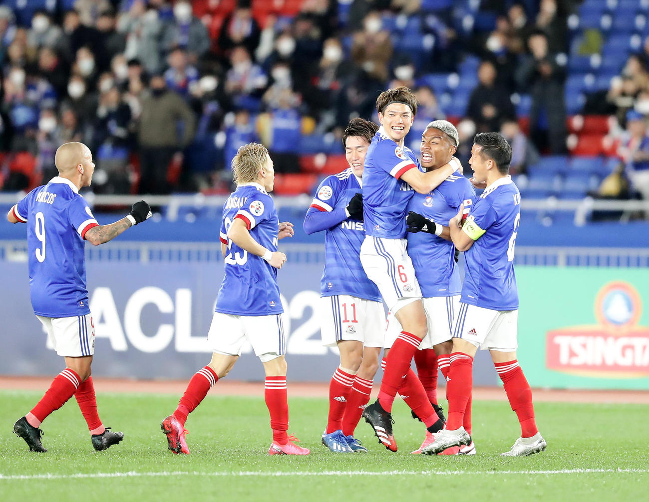ACL横浜対シドニーFC　前半。先制ゴールを決めイレブンと喜び合う横浜FWオナイウ（右から2人目）（撮影・浅見桂子）