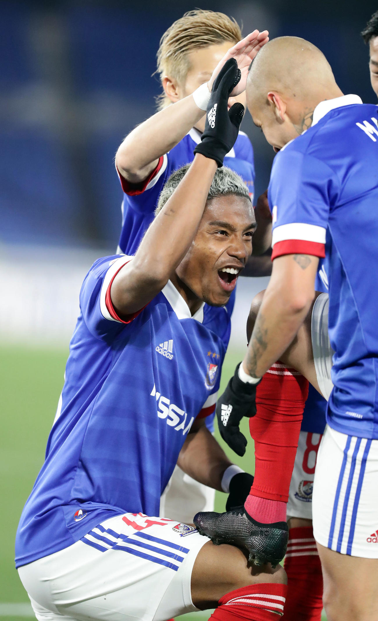 ACL横浜対シドニーFC　後半、チーム4点目のゴールを決めた横浜FWオナイウ（左）はアシストのFWマルコスの頭をなでなでする（撮影・浅見桂子）