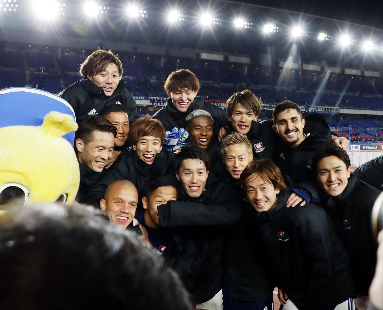 横浜対シドニーFC　4－0で快勝し、笑顔で記念撮影するFWオナイウ（中央）、FW仲川（同右）ら横浜イレブン（撮影・浅見桂子）