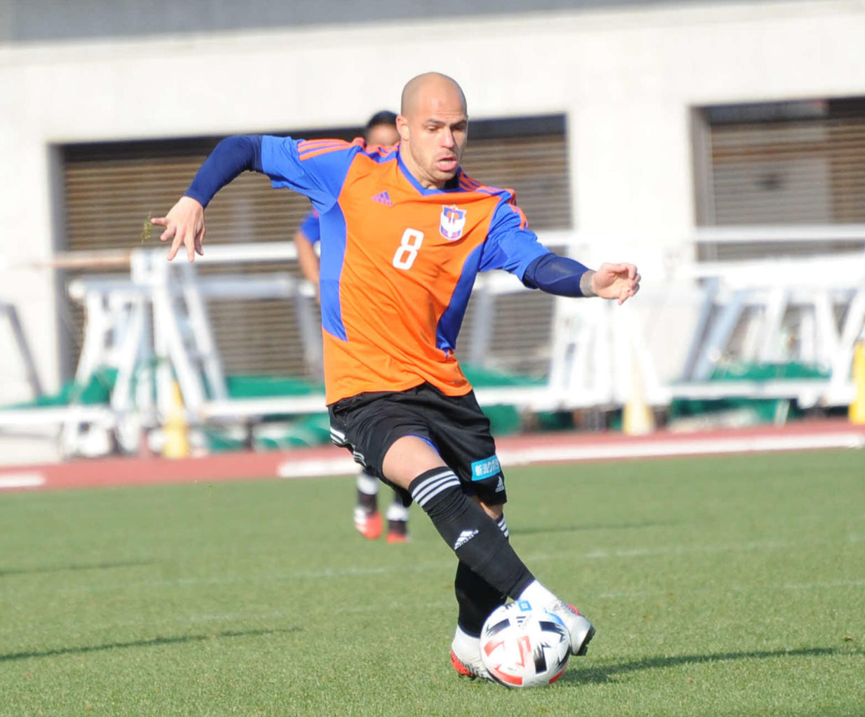 8日、高知キャンプの練習試合・富山戦で攻撃を仕掛けるシルビーニョ