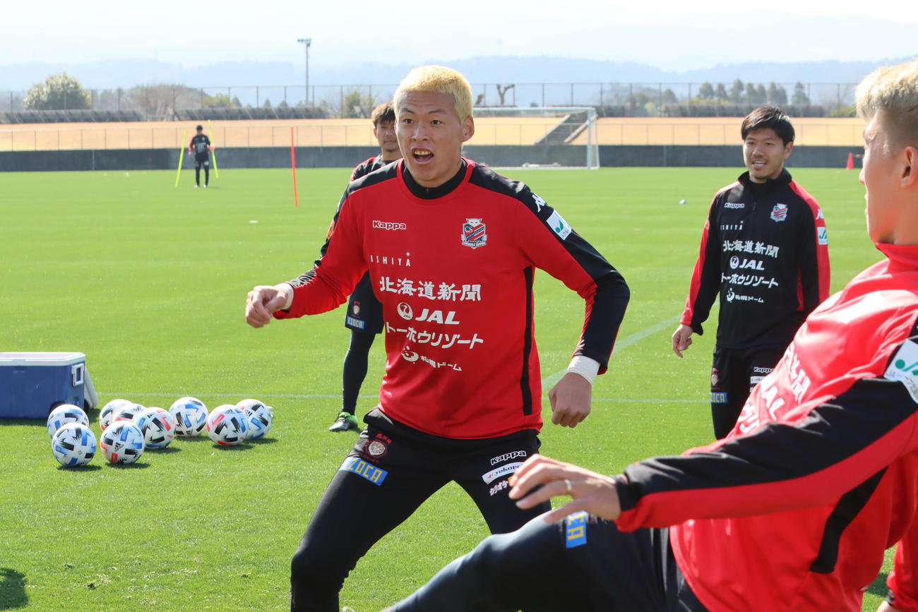 ボールの行方を追う札幌GKク（撮影・保坂果那）