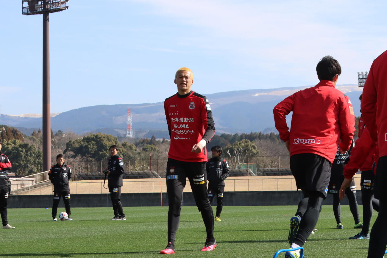 阿蘇山を背に練習し、厳しい表情を浮かべる札幌GKク（撮影・保坂果那）