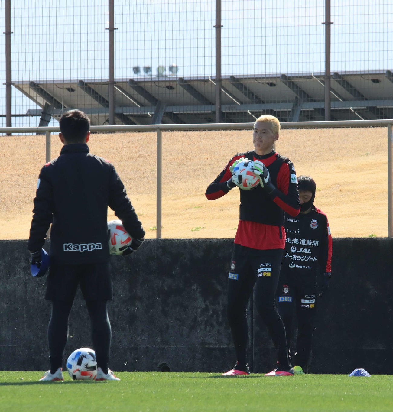 ボールをキャッチする札幌GKク（右）（撮影・保坂果那）