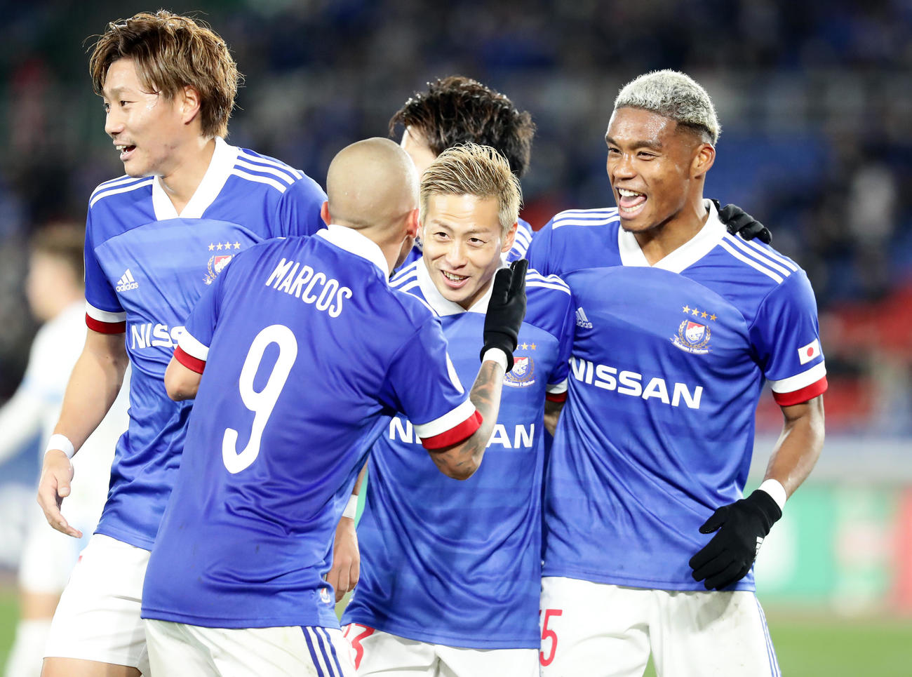 ACL横浜対シドニーFC　前半。チーム2点目のゴールを決めイレブンに祝福される横浜FW仲川（中央）（撮影・浅見桂子）