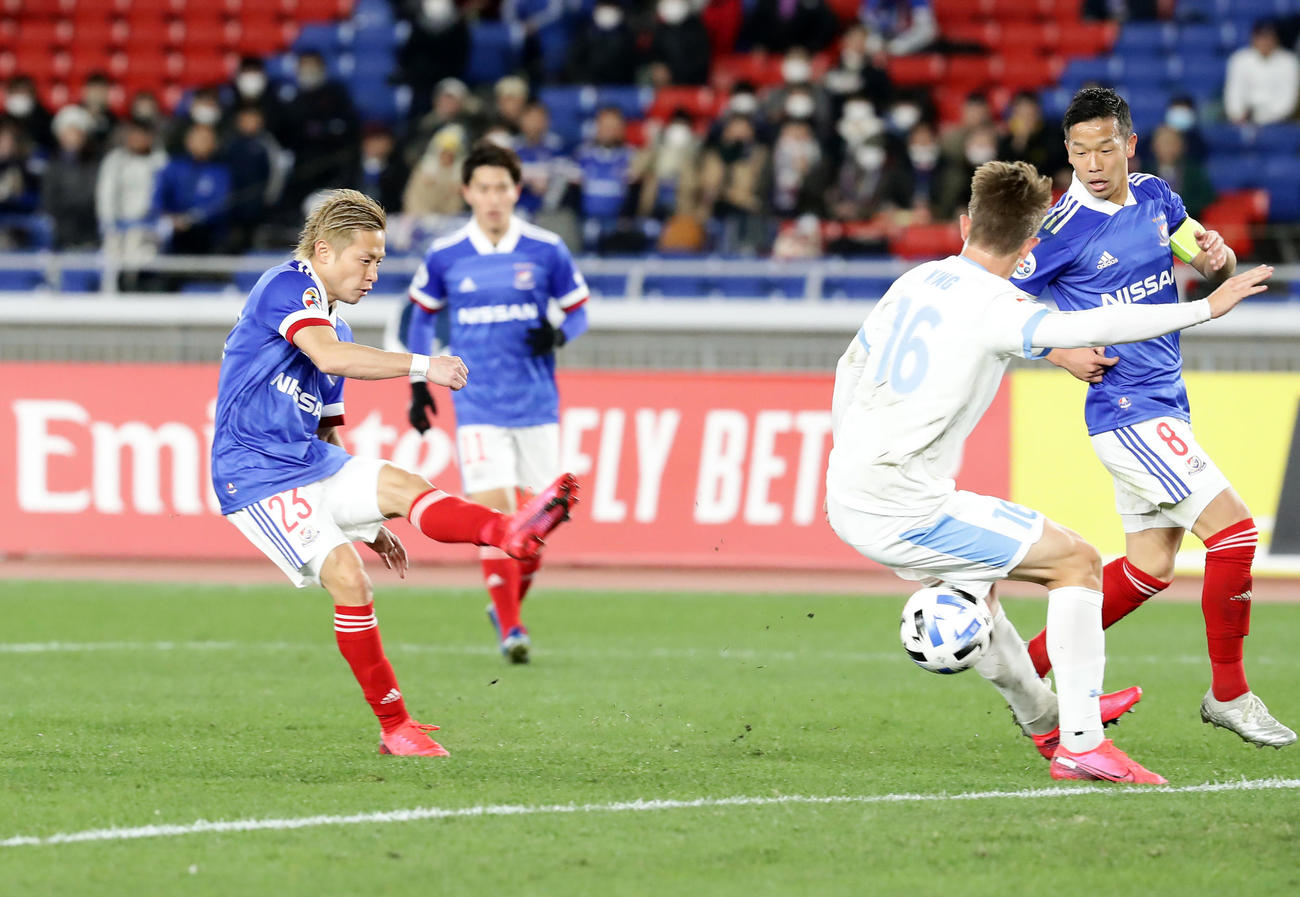 横浜対シドニーFC　前半。チーム3点目のゴールを決める横浜FW仲川（撮影・浅見桂子）