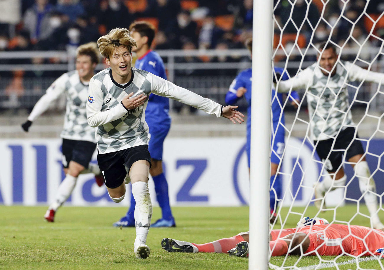神戸対水原　後半、決勝ゴールを決め駆けだす神戸FW古橋（共同）