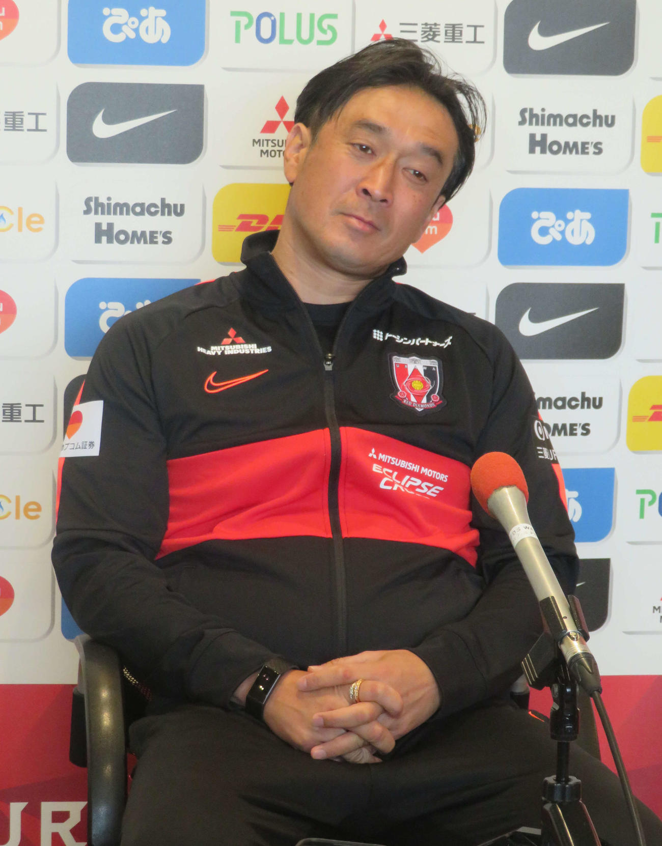 非公開練習後、試合前日会見に臨む浦和の大槻監督