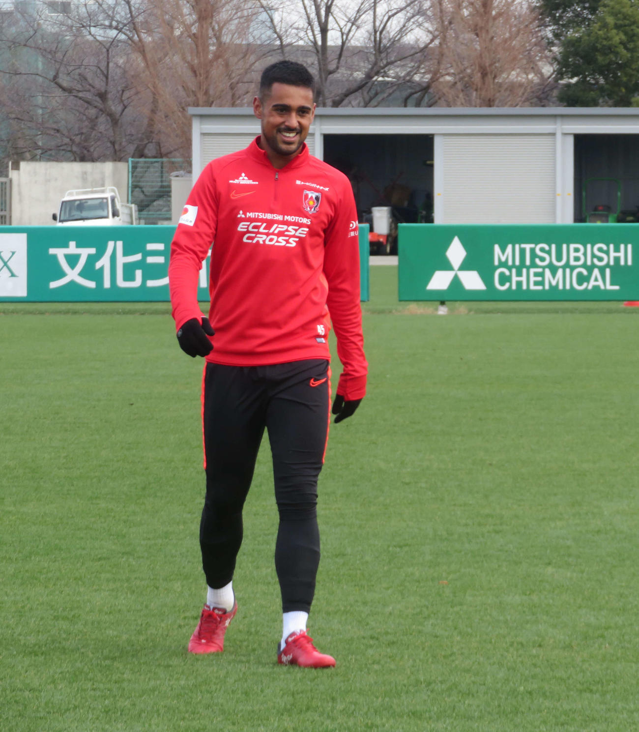 シュート練習を終え、満足げな表情でクラブハウスに戻る浦和FWレオナルド