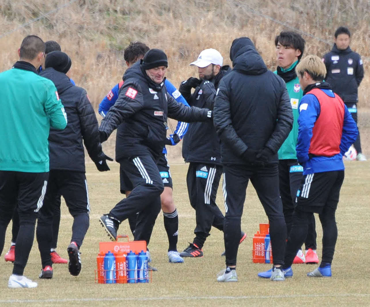 紅白戦のハーフタイム、身ぶりを交えて指示を出すアルベルト監督（中央）