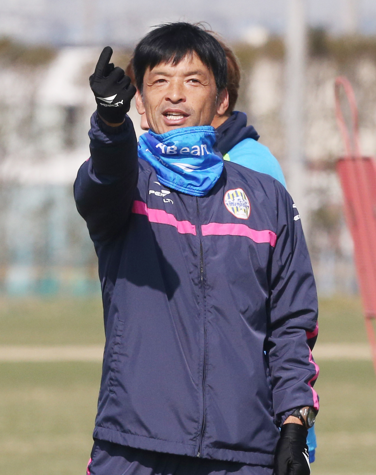 選手に指示を出す山形石丸監督（撮影・野上伸悟）