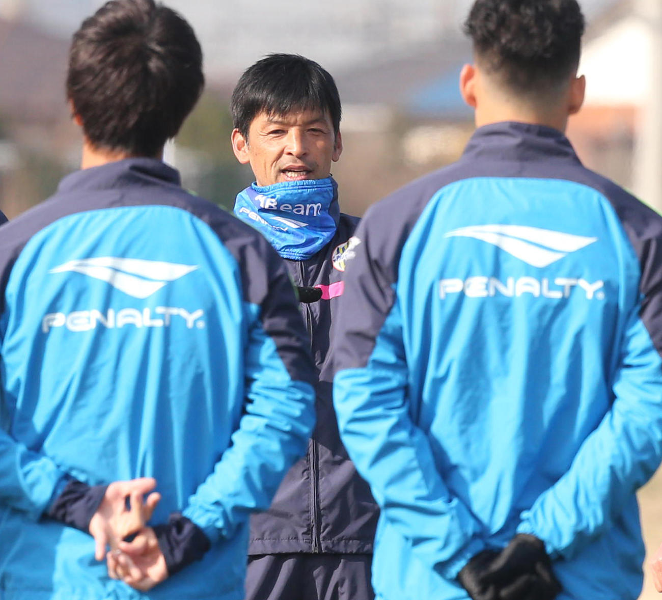 選手に指示を出す山形石丸監督（撮影・野上伸悟）