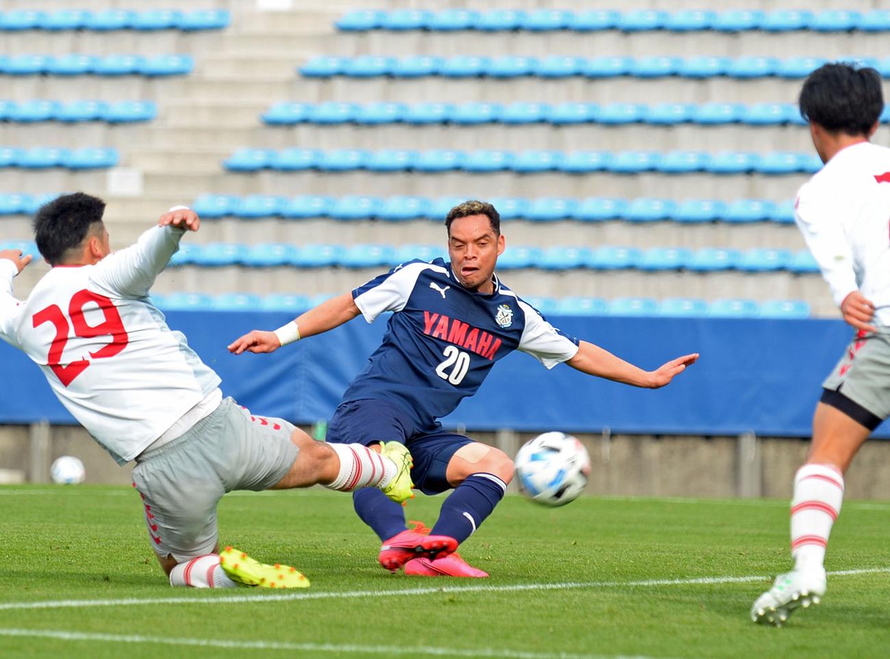 ゴール前でシュートを放つ磐田FWルリーニャ（右）