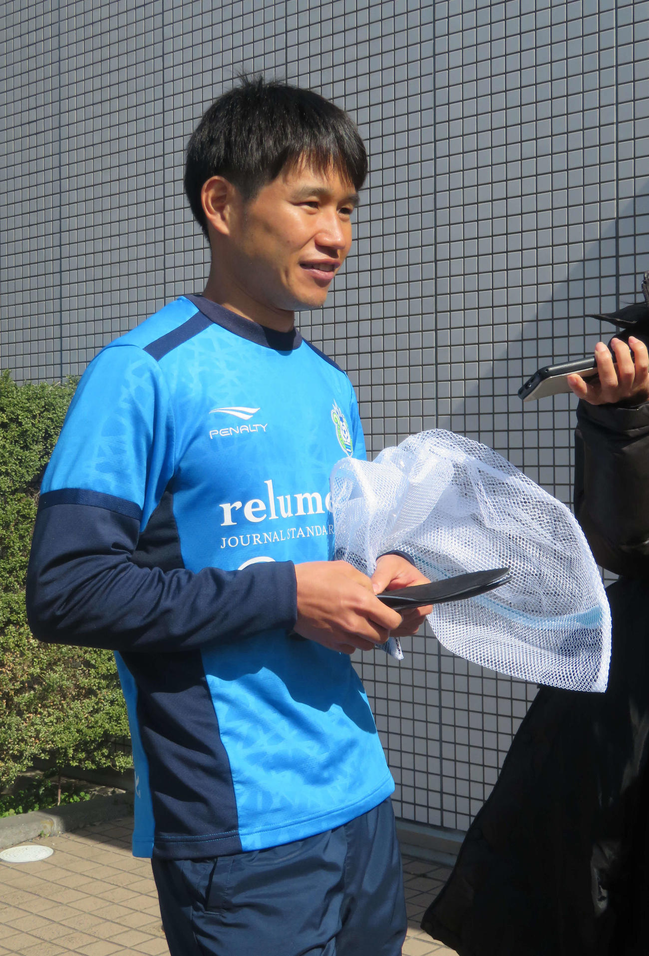 非公開練習後、報道陣に応じる湘南MF山田