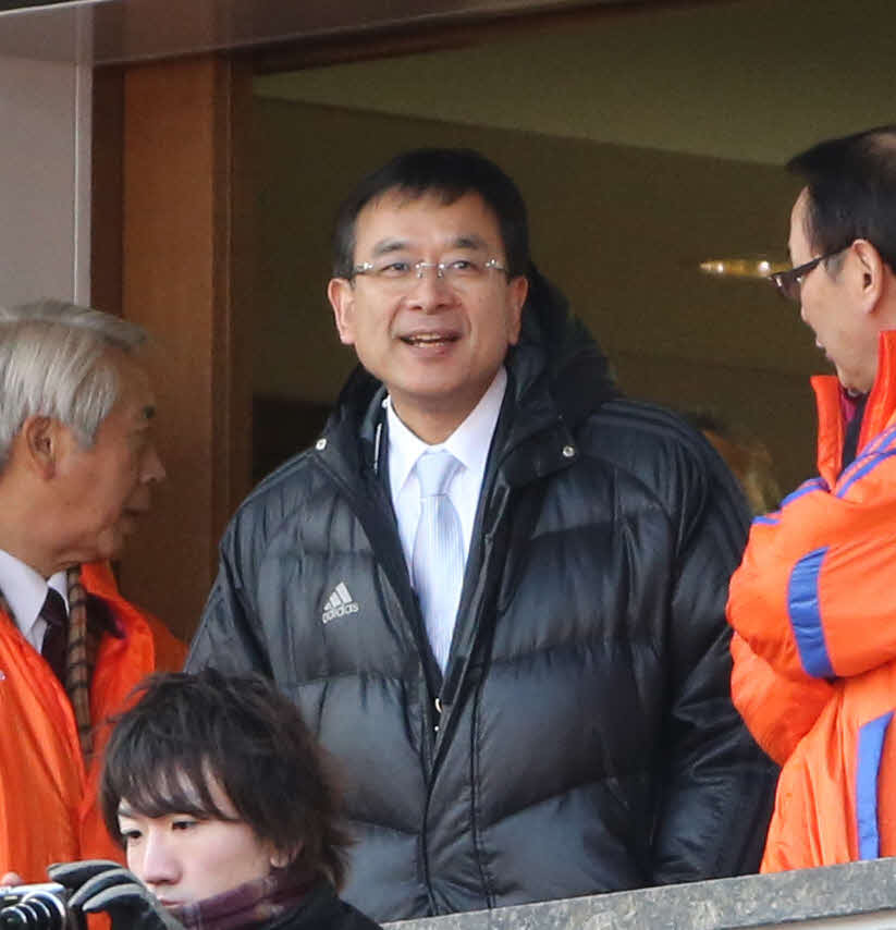 新潟対G大阪　新潟のホーム開幕セレモニーを見つめるJリーグの村井満チェアマン（2014年3月8日）