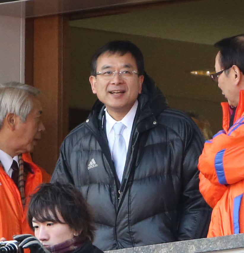 新潟対G大阪　新潟のホーム開幕セレモニーを見つめるJリーグの村井満チェアマン（2014年3月8日）
