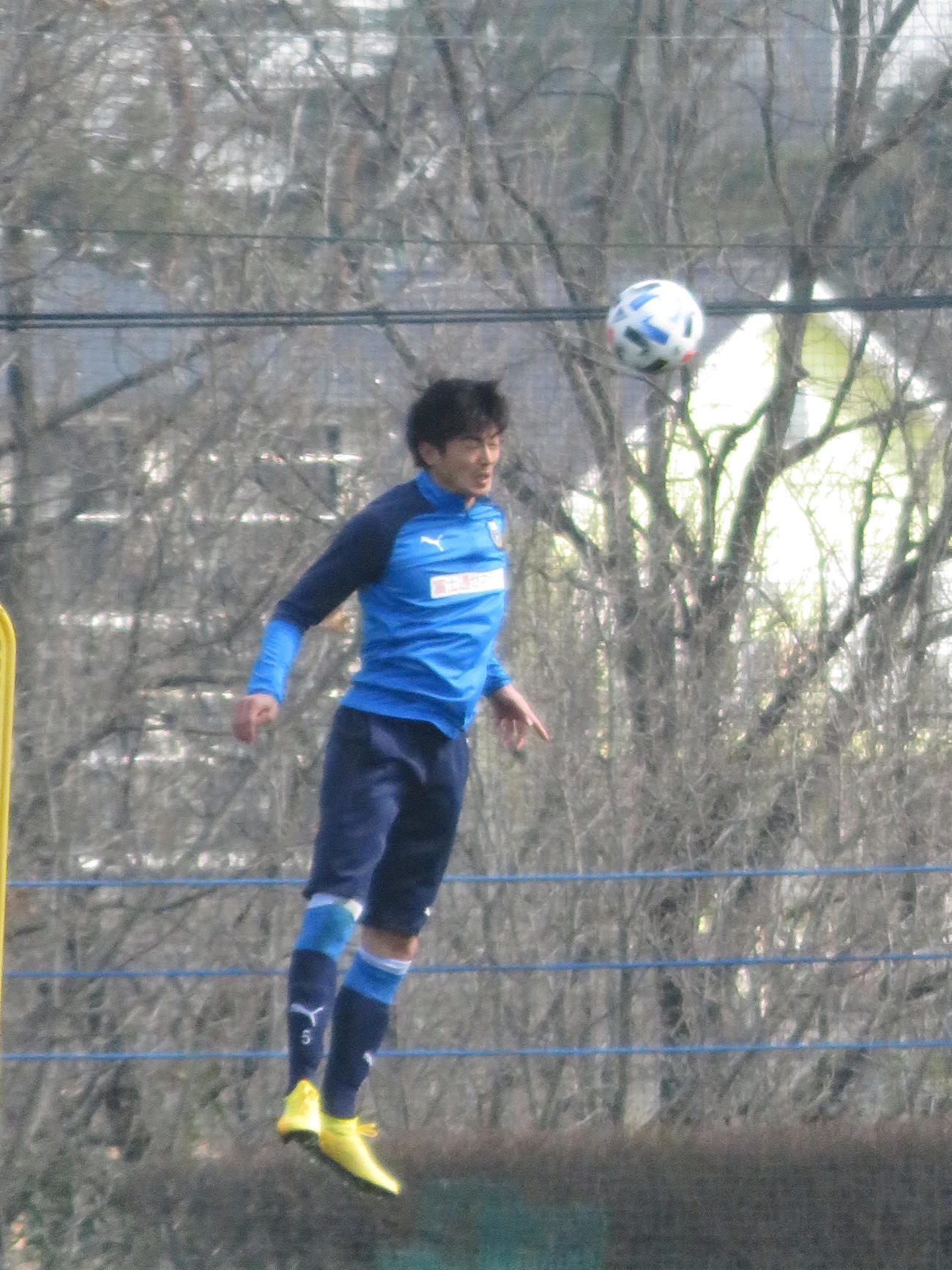セットプレーの練習でクリアする川崎F・DF谷口