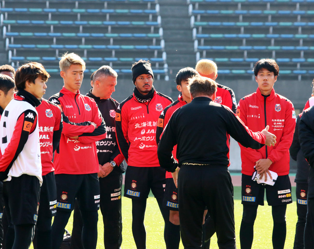 練習最後に札幌ペトロビッチ監督（手前）の話を聞くFW鈴木（後列中央）（撮影・保坂果那）