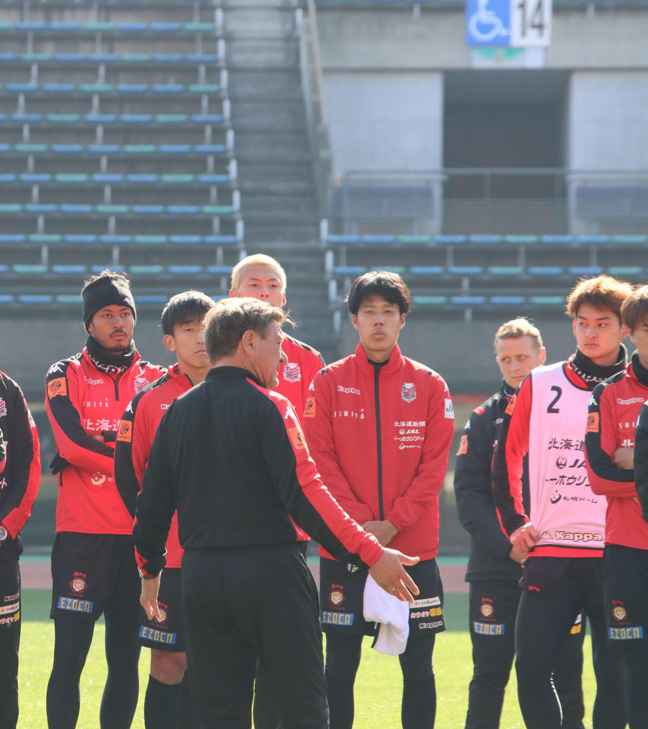 練習最後に選手を集めて話をする札幌ペトロビッチ監督（手前）。後列左端はFW鈴木（撮影・保坂果那）