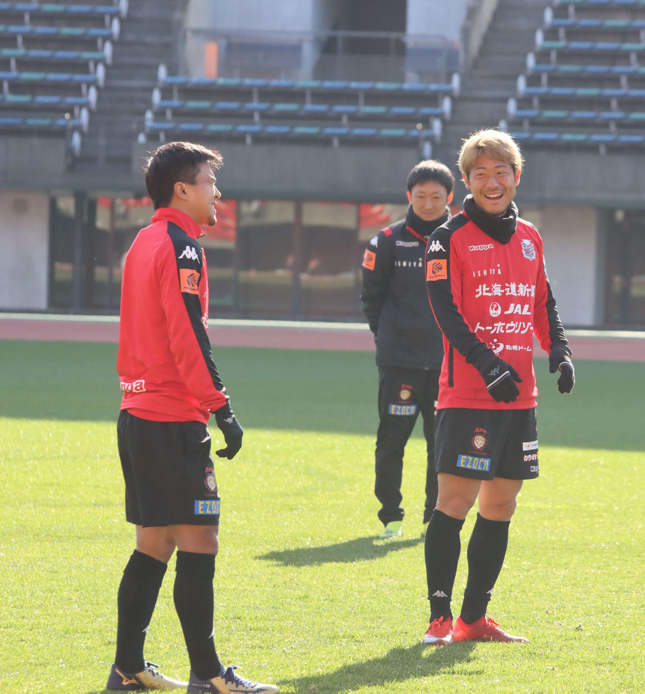 練習中に笑い合う札幌MF白井（右）とMFチャナティップ（撮影・保坂果那）