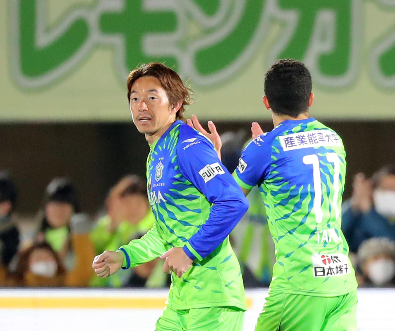 前半、ゴールを決めた湘南FW石原直（左）と拍手を送るFWタリク（撮影・河田真司）