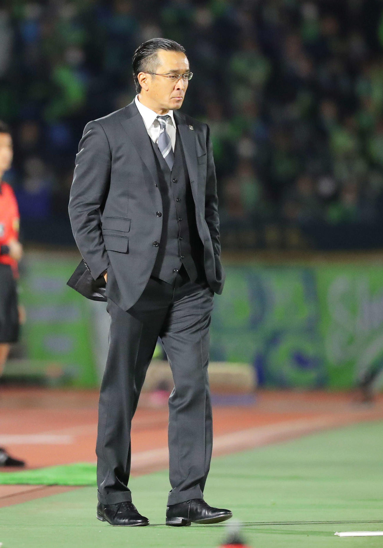 湘南対浦和　前半、ピッチを見つめる浦和大槻監督（撮影・河田真司）