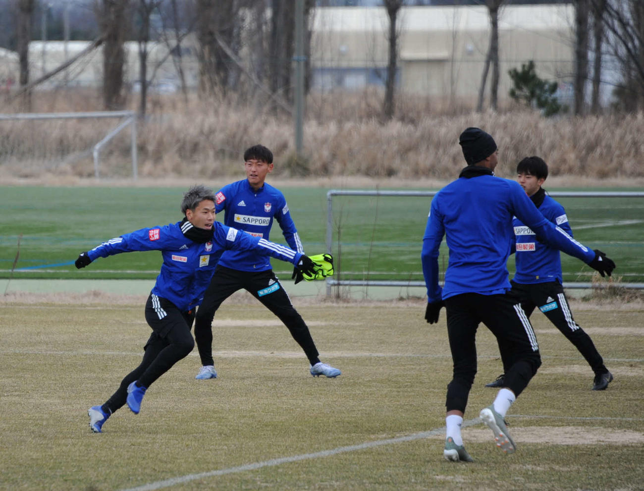 リラックスした表情で前日練習に臨むDF堀米（左）（撮影・小林忠）