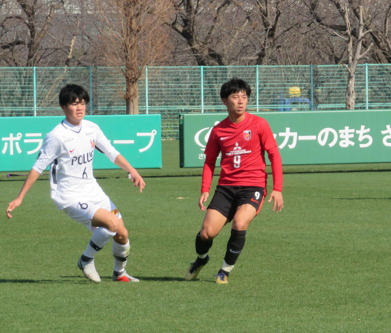 浦和ユースとの練習試合で、約4カ月ぶりの実戦復帰を果たした浦和FW武藤（右）