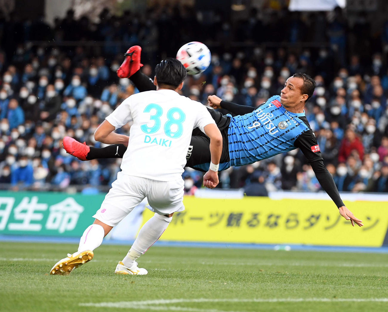 川崎F対鳥栖　前半、シュートを放つレアンドロ・ダミアン（撮影・たえ見朱実）