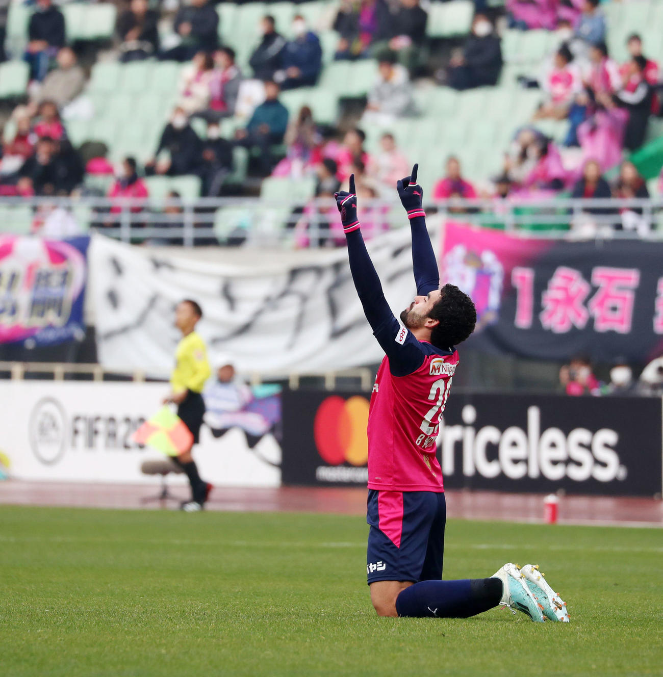 C大阪対大分　前半、C大阪FWメンデスは先制ゴールを決め腕を天に伸ばす（撮影・加藤哉）