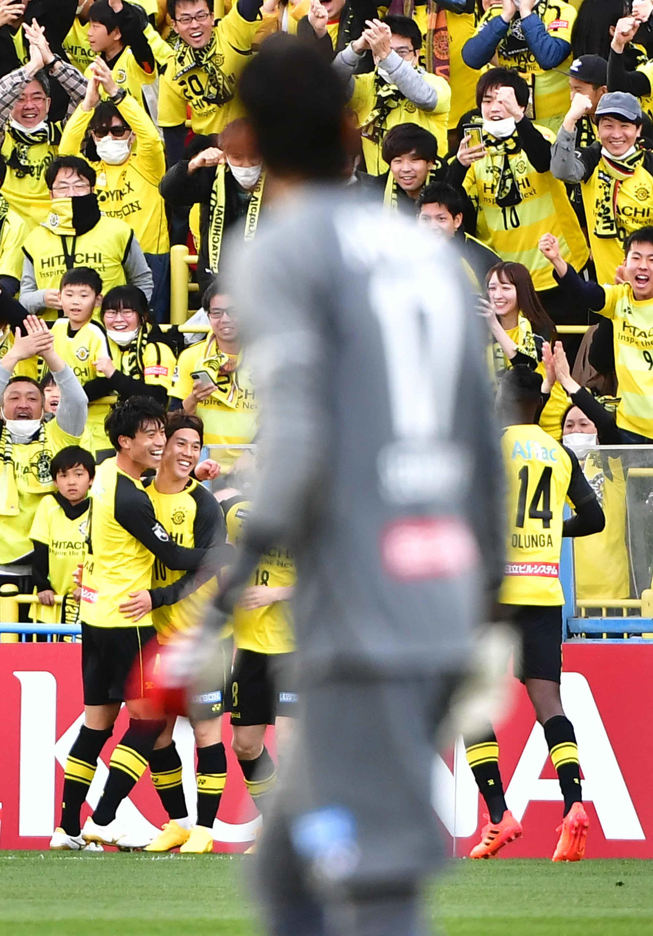 柏対札幌　前半、柏MF江坂（左から2人目）は先制ゴールを奪いイレブンの祝福を受ける（撮影・小沢裕）