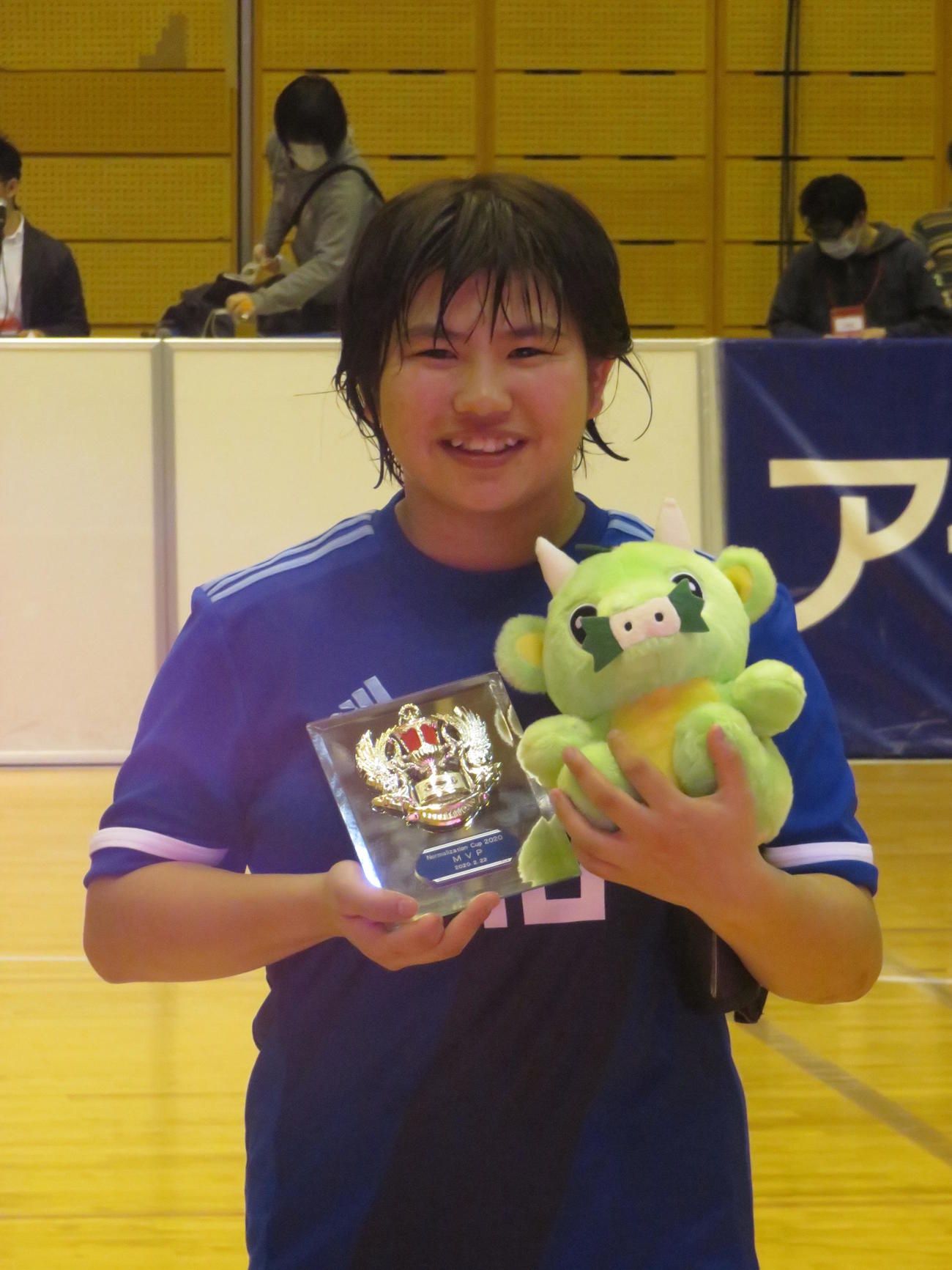 日本代表対アルゼンチン選抜　8ゴールを挙げた菊島宙はMVPに輝いてニッコリ