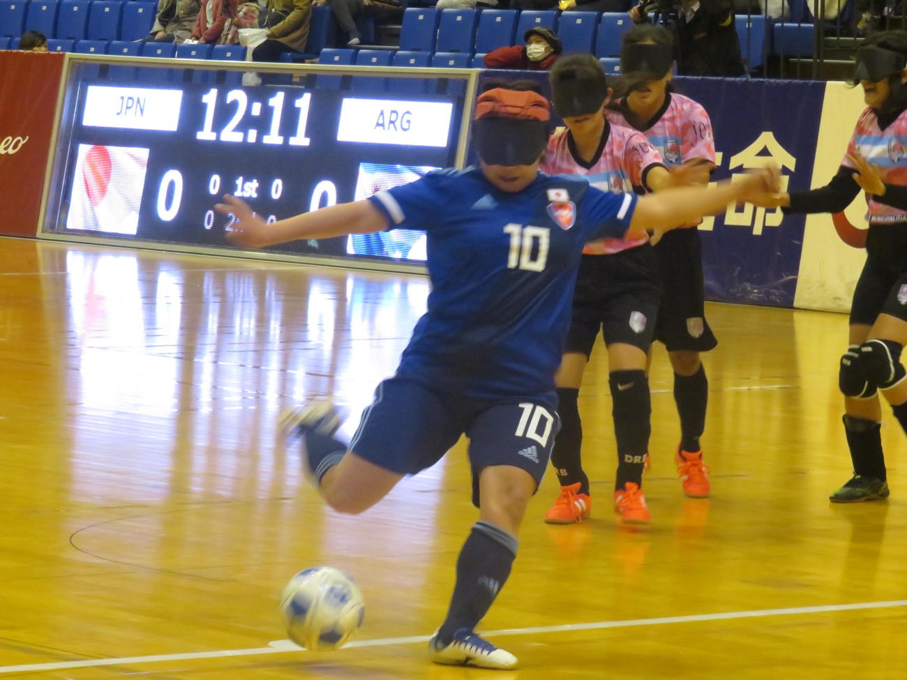 日本代表対アルゼンチン選抜　前半、日本の菊島宙は相手守備を突き破って強烈なシュートを放つ