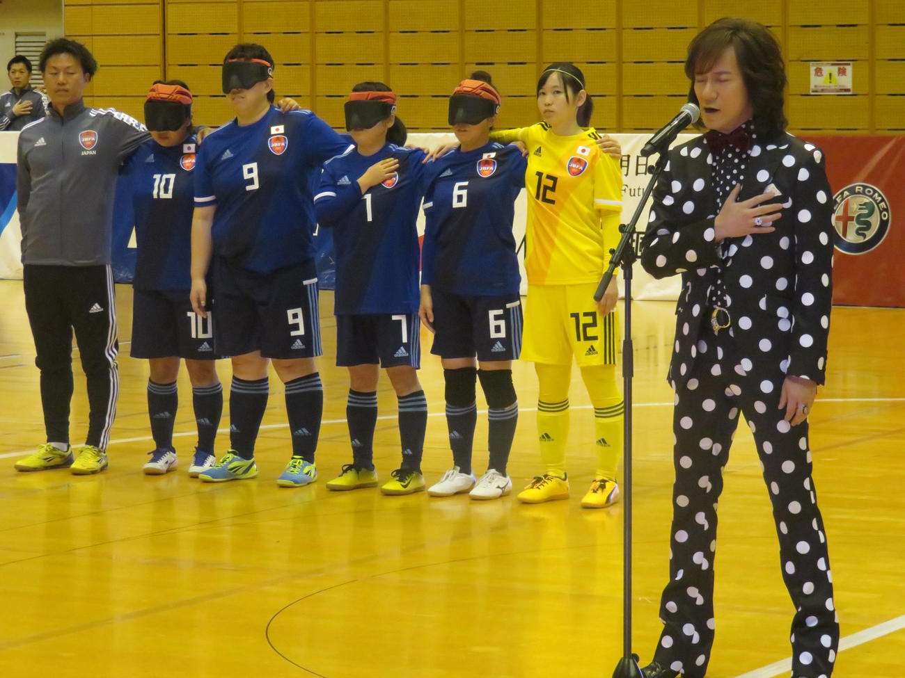 日本代表対アルゼンチン選抜　開会式で君が代を独唱するダイアモンド☆ユカイ（右）。後方は日本代表の先発メンバー