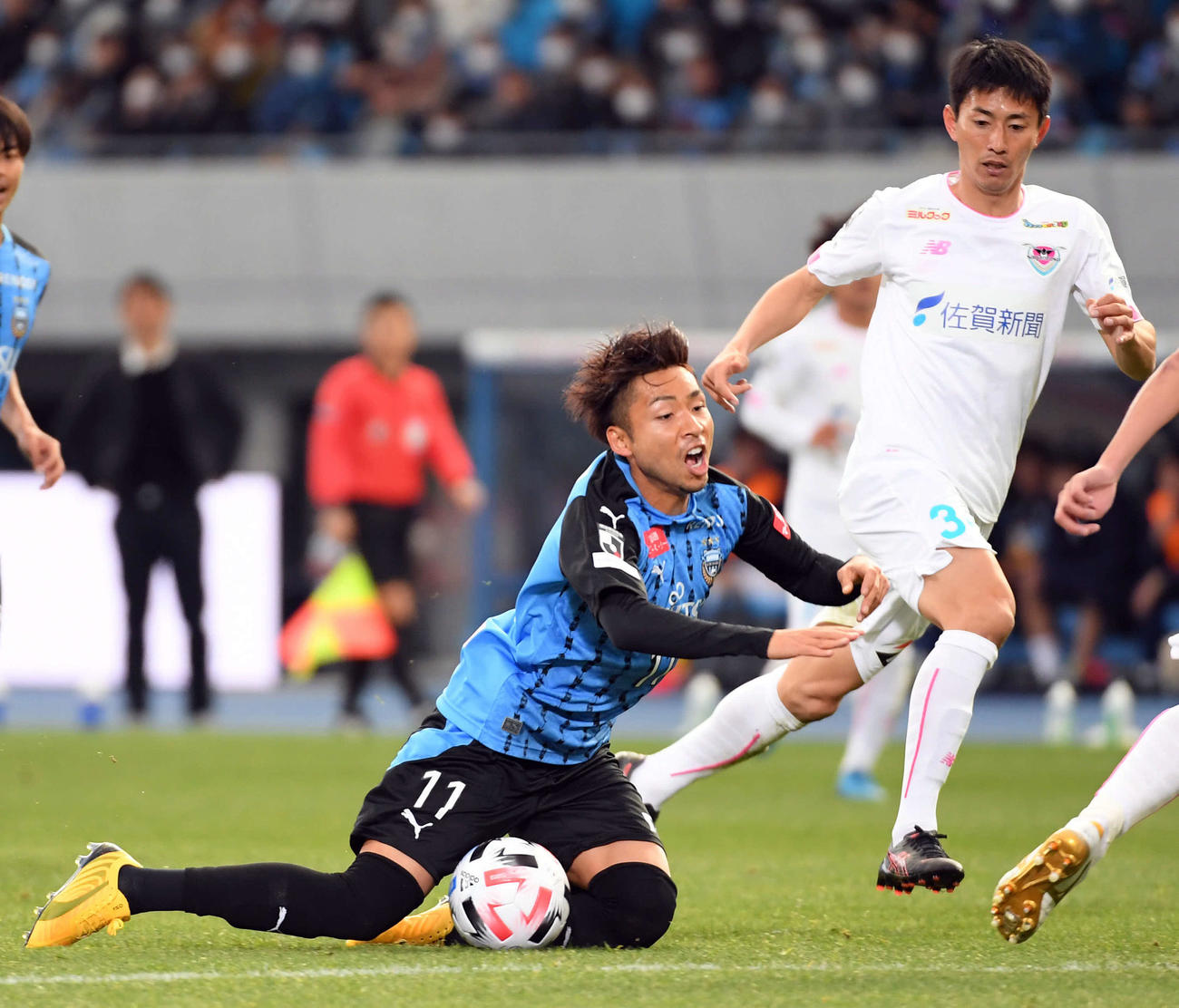 川崎F対鳥栖　後半、相手選手の執拗なマークに倒れ込む川崎F・FW小林（撮影・たえ見朱実）