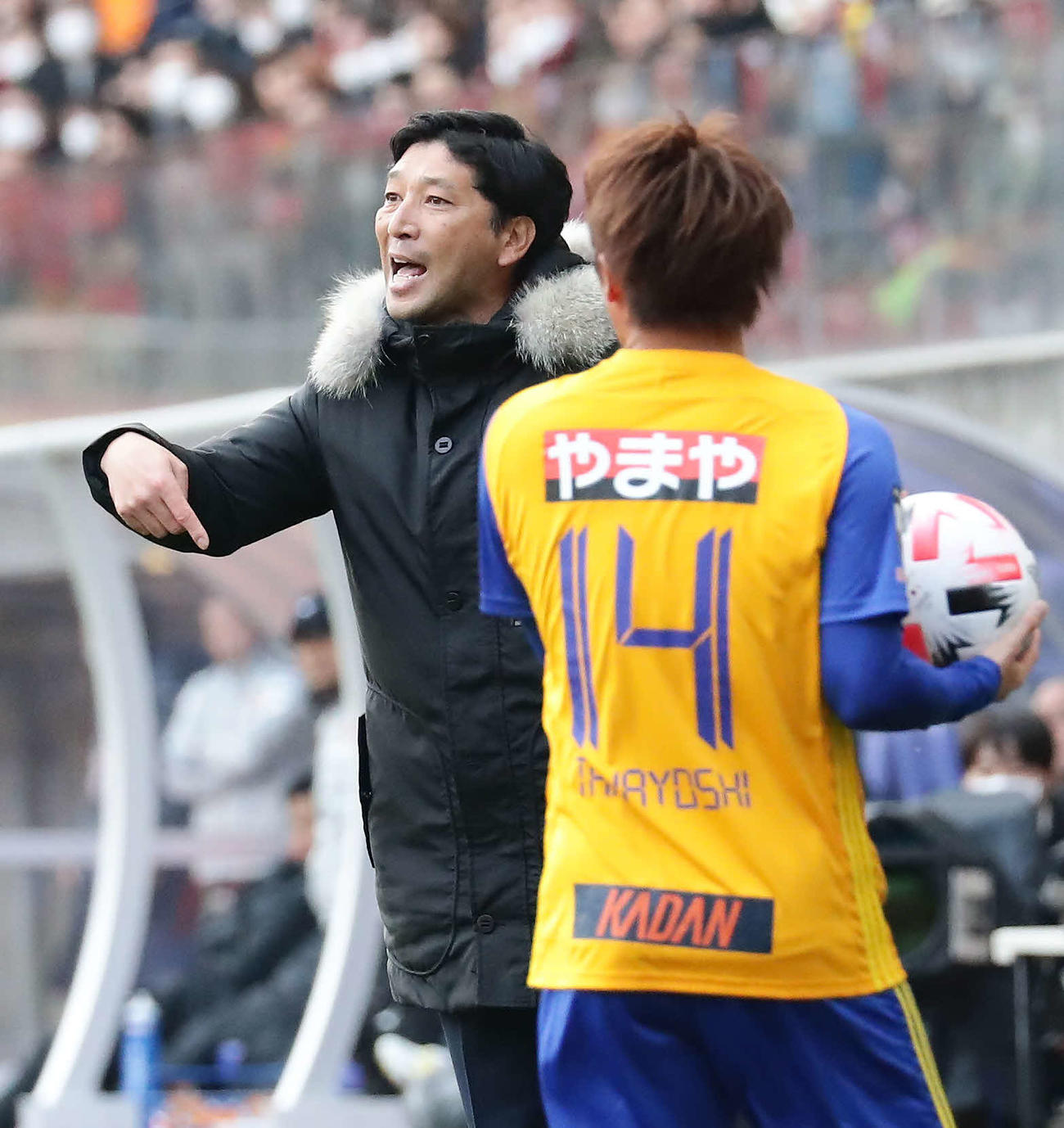 仙台対名古屋　後半、ライン際まで出て、指示する仙台の木山監督（撮影・丹羽敏通）
