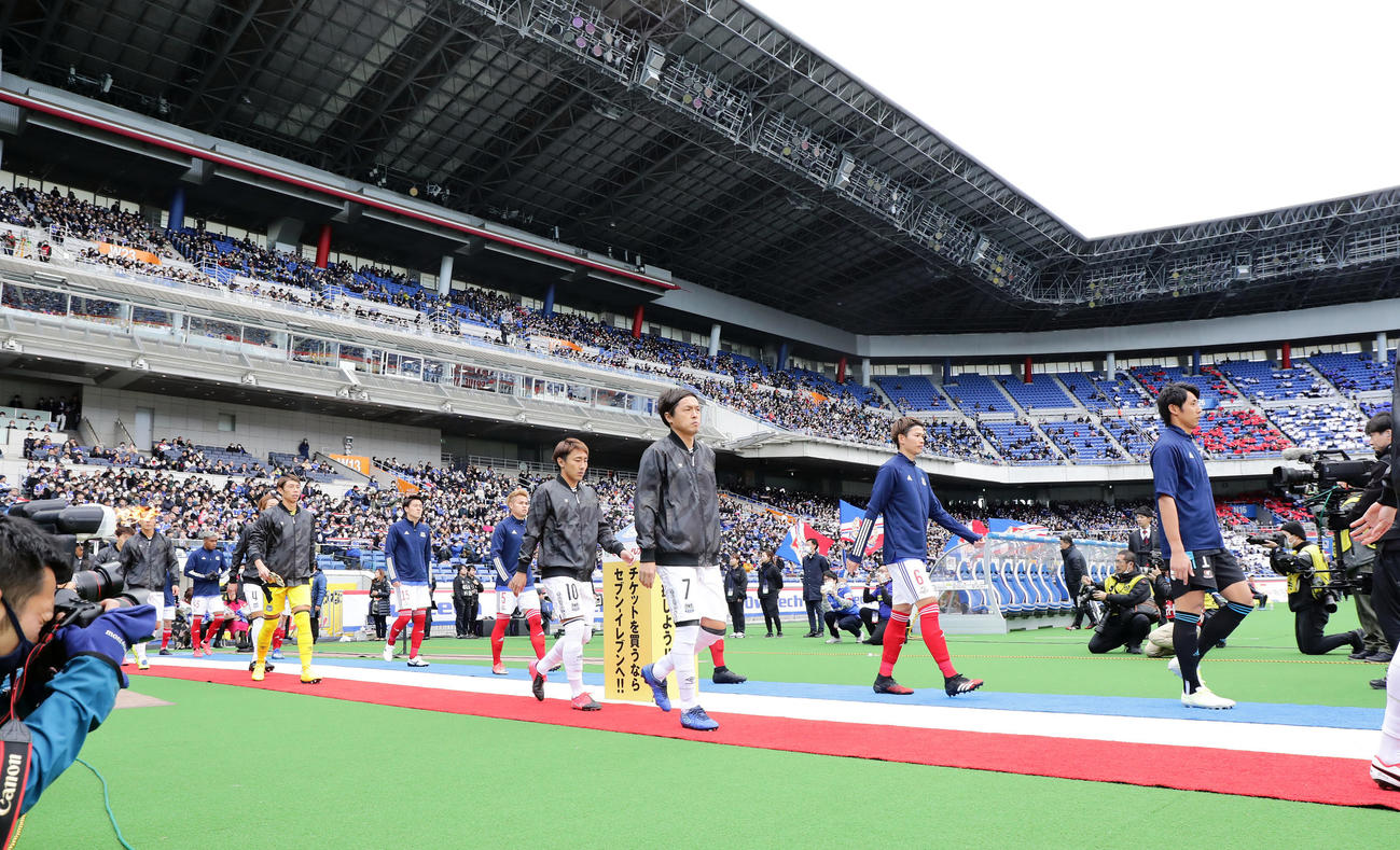 横浜対G大阪　J1最多出場記録に並んだG大阪MF遠藤（中央）は、先発メンバーで入場する（撮影・浅見桂子）