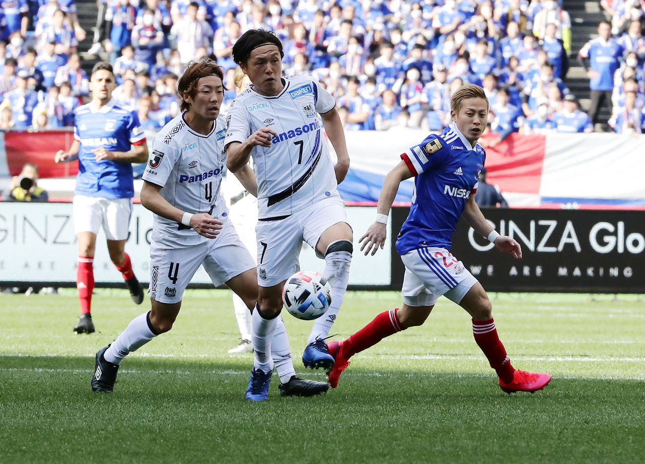 横浜対G大阪　前半、横浜FW仲川（右）からボールを奪うG大阪MF遠藤（撮影・浅見桂子）