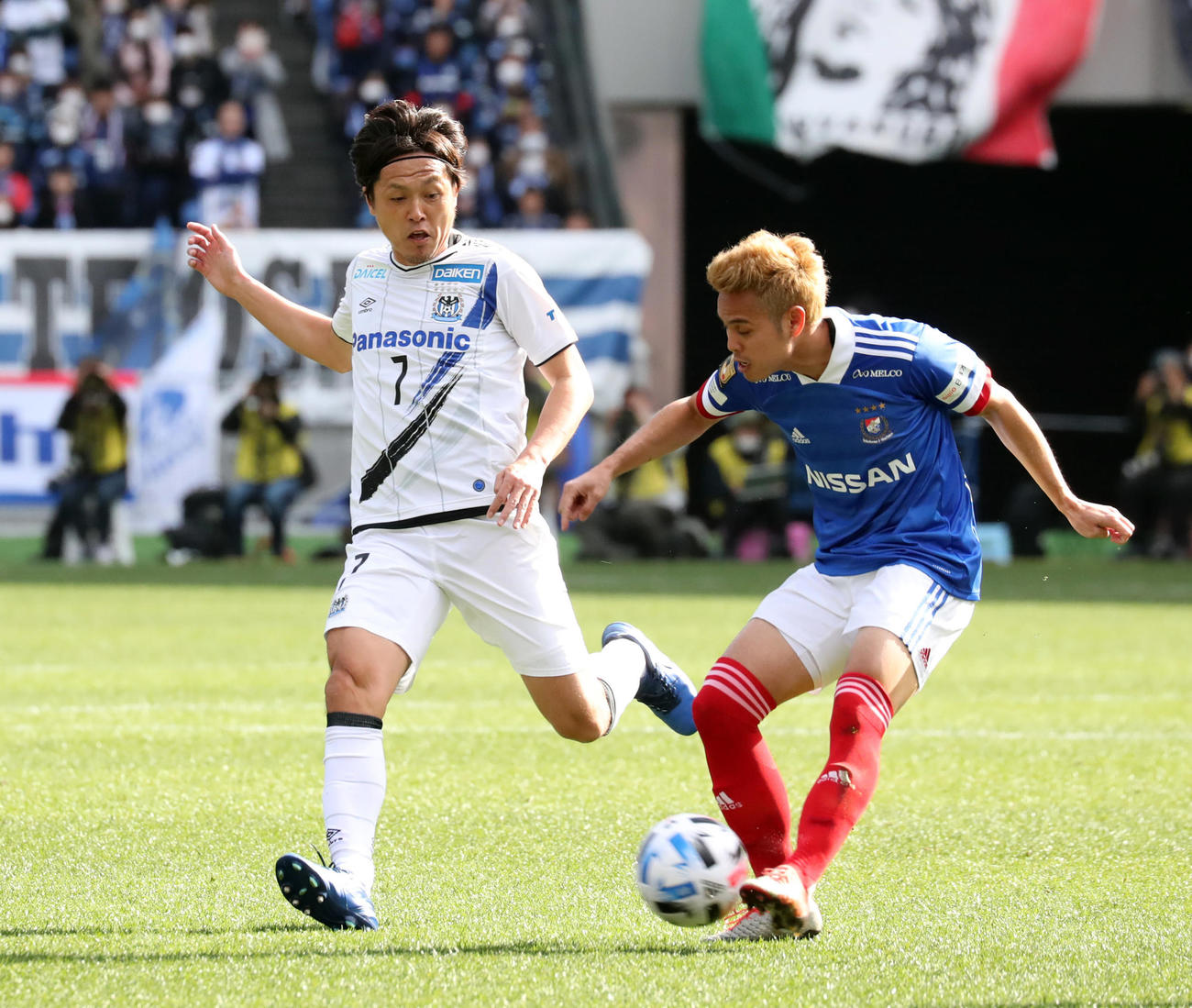 横浜対G大阪　前半、先発出場を果たしJ1通算最多出場記録に並んだG大阪MF遠藤（左）は相手に激しくプレスをかける（撮影・垰建太）