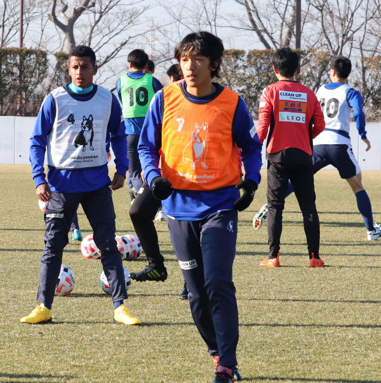 全体練習で汗を流す横浜FC・MF中村（手前）