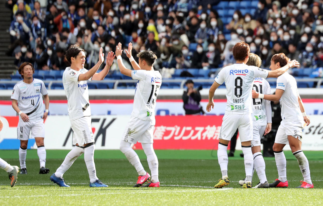 横浜対G大阪　前半、VARでゴールの判定となり喜ぶG大阪MF遠藤（左から2人目）らイレブン（撮影・垰建太）