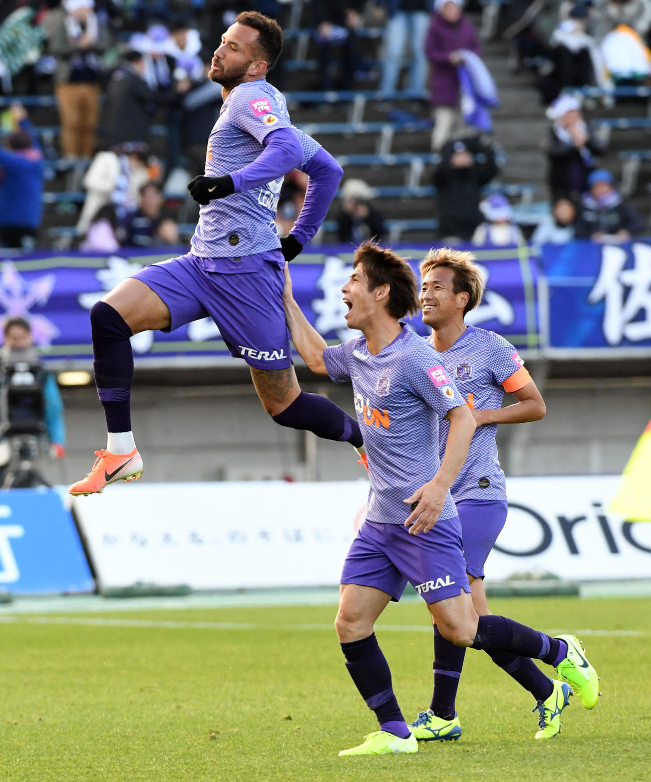 広島FWレアンドロ・ペレイラ（左）（2019年12月7日撮影）