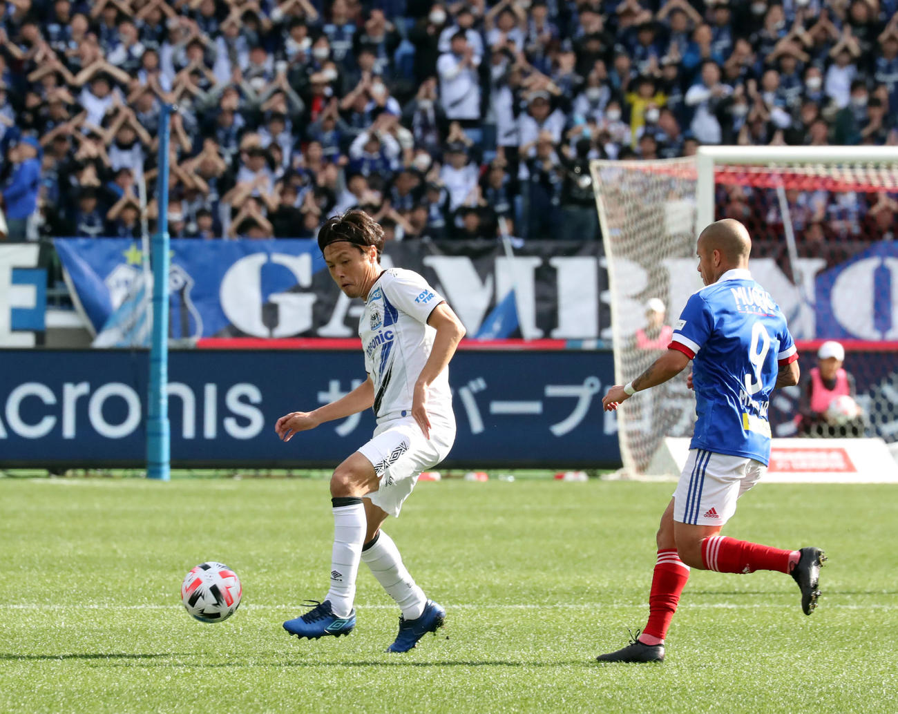 横浜対G大阪　前半、ボールをキープするG大阪MF遠藤（左）（撮影・垰建太）