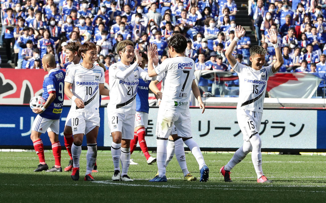 横浜対G大阪　前半、チーム2点目のゴールを決めたG大阪MF矢島（中央左）はMF遠藤（同右）とハイタッチで喜び合う（撮影・浅見桂子）