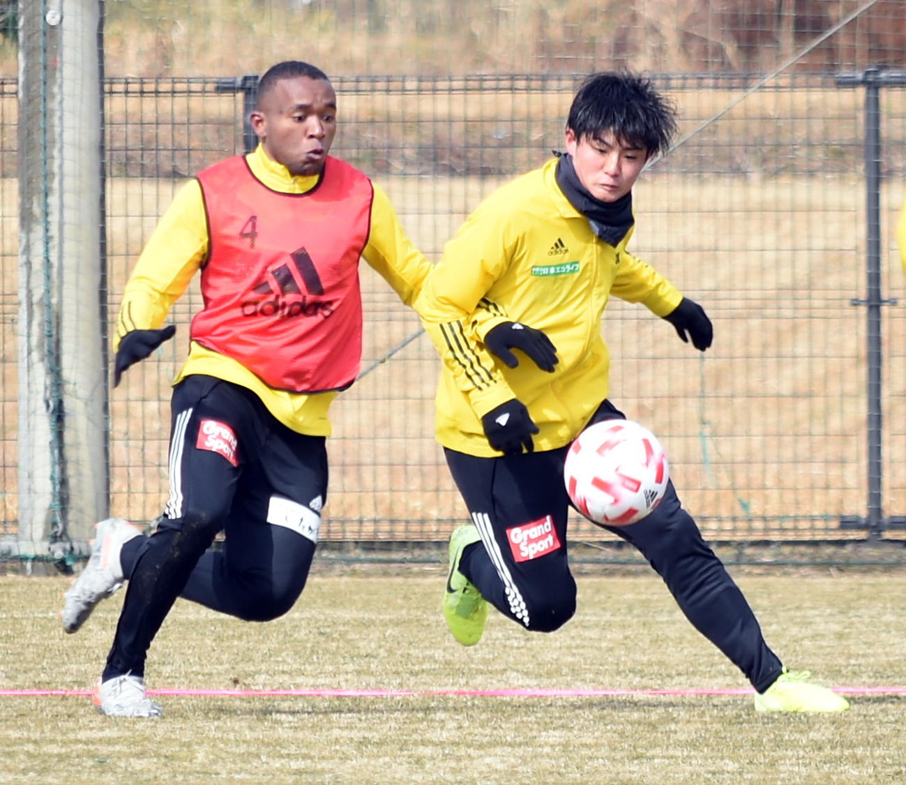 田中（右）は、パラとミニゲームで競り合う（撮影・山田愛斗）