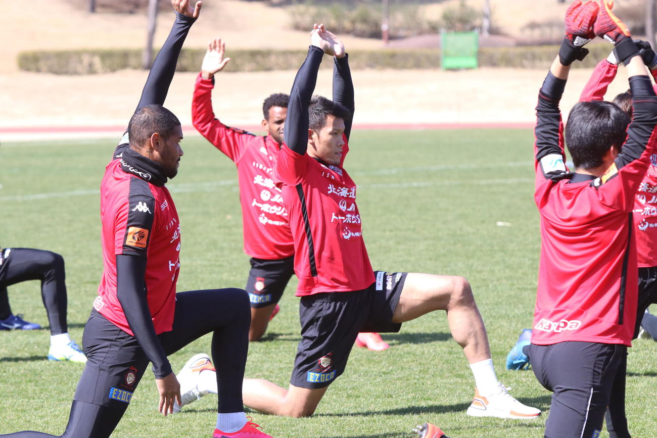 ストレッチをする札幌GKカウィン（中）（撮影・西塚祐司）