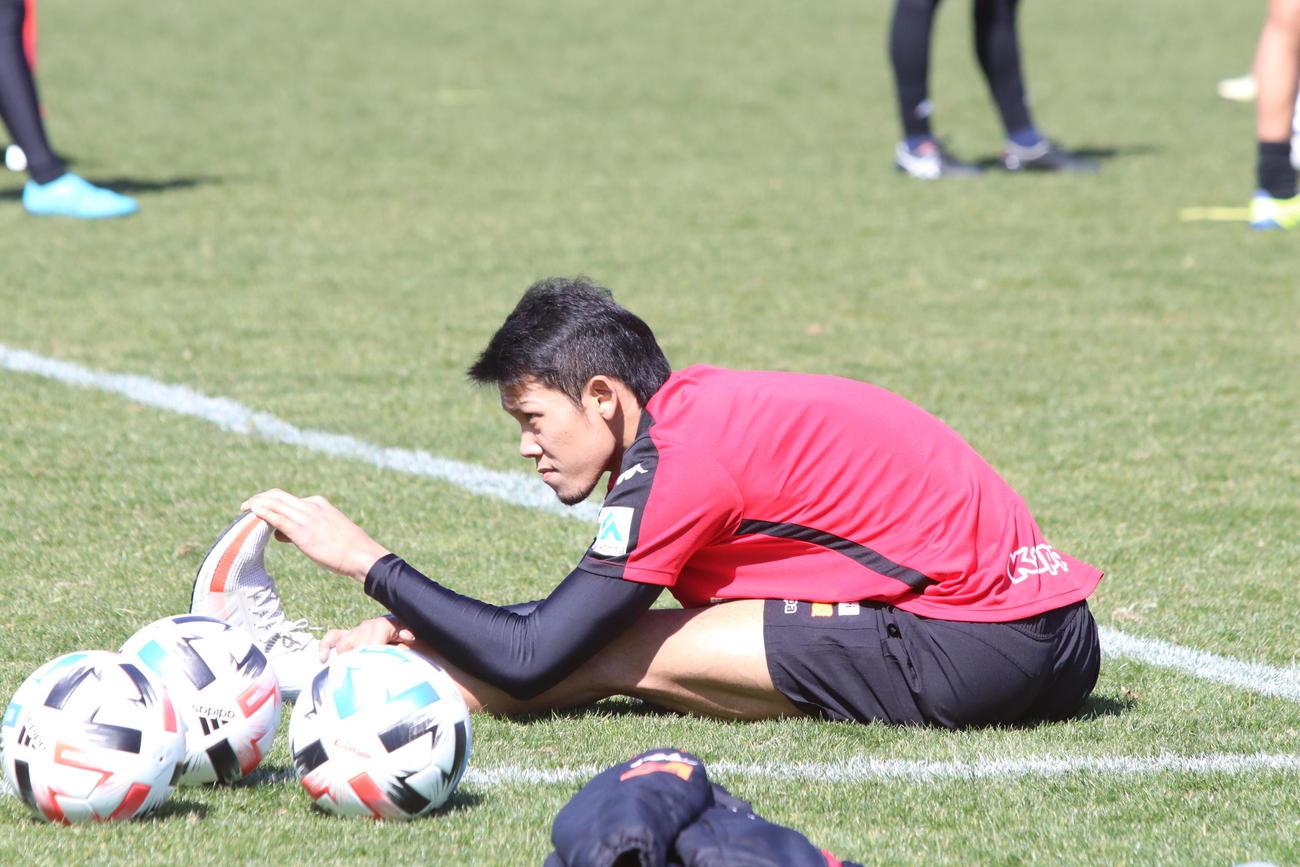 ストレッチをする札幌GKカウィン（撮影・西塚祐司）
