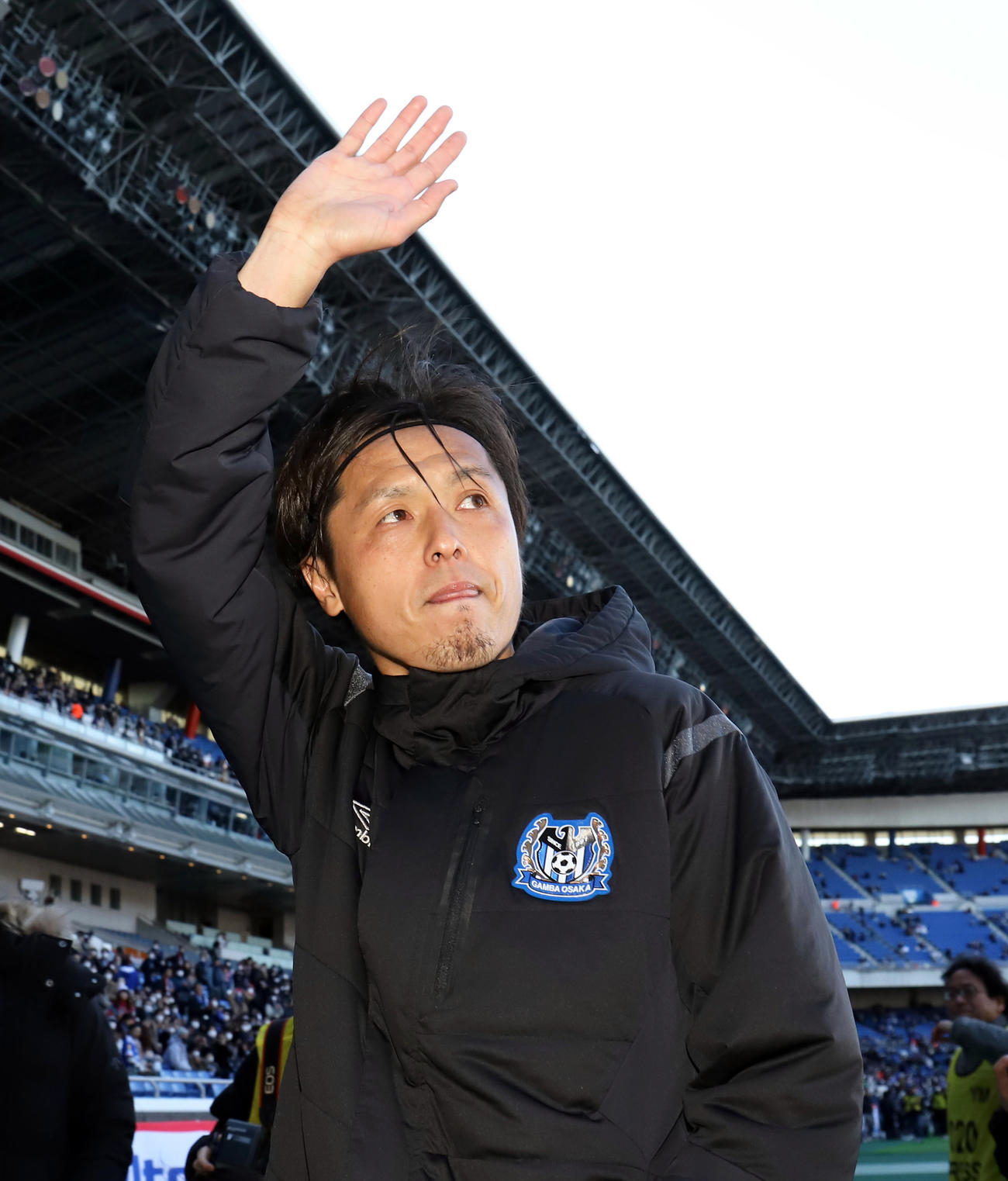 J1通算出場記録に並んだG大阪MF遠藤はサポーターの声援に応えながら引き揚げる（撮影・垰建太）