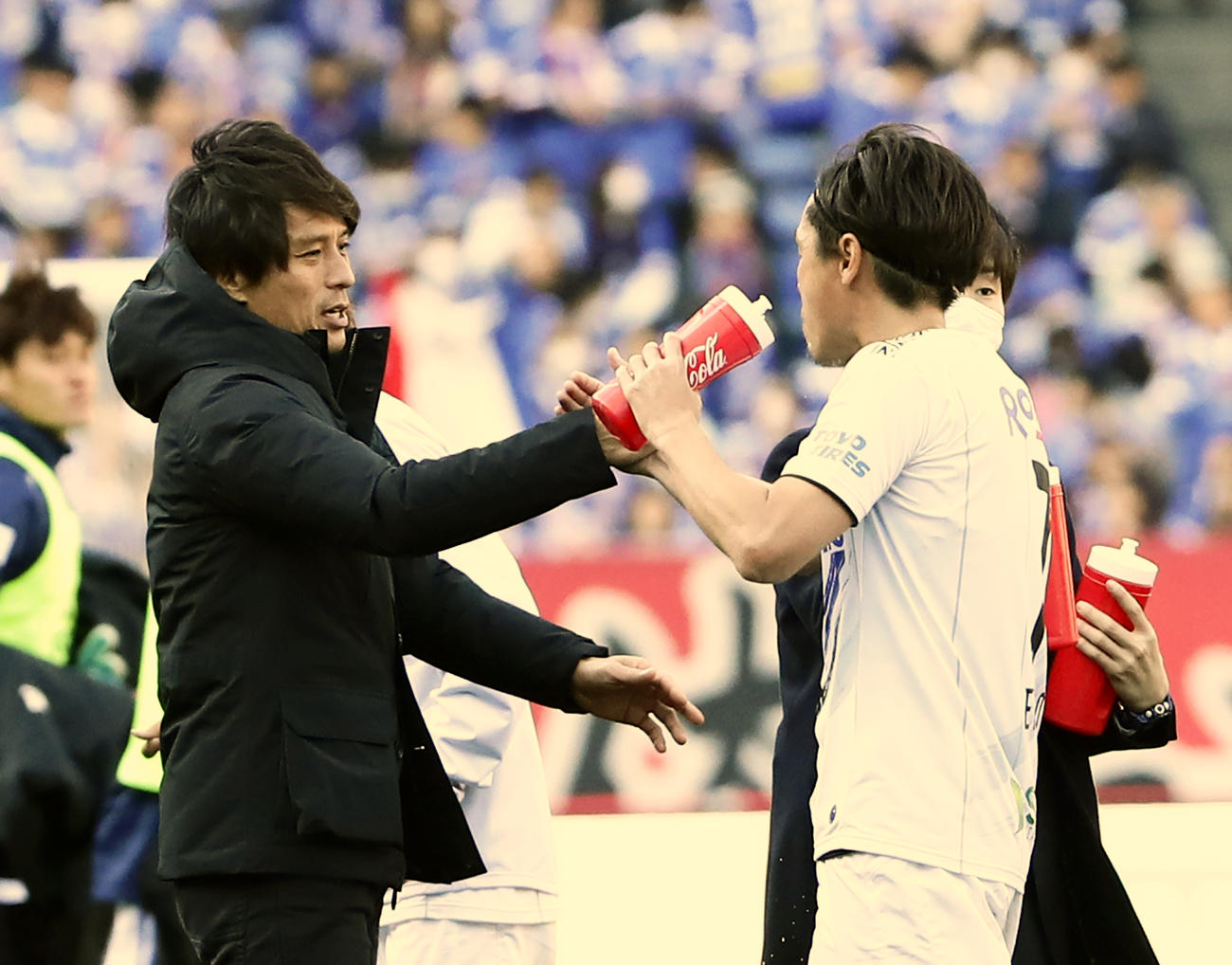 開幕戦勝利を決め、ほっとした表情でMF遠藤（右）とハイタッチするG大阪の宮本監督（撮影・浅見桂子）