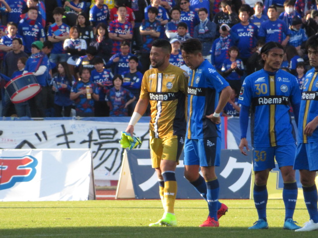 開幕戦を0－0で終え、町田GK秋元（左）は仲間たちと健闘をたたえ合う
